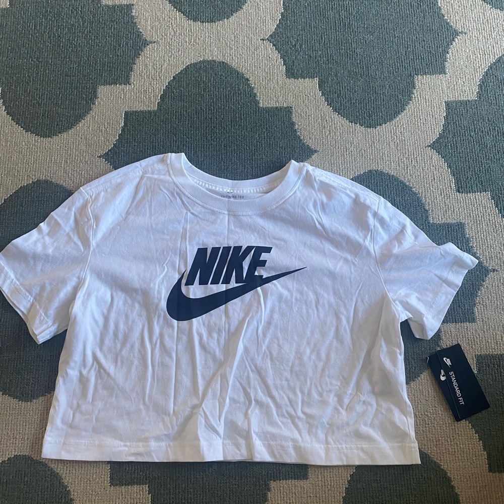 Nike Sportswear Essential
Women's Cropped Logo T-Shirt
